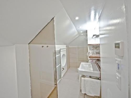 jupiter split superior room bathroom 2